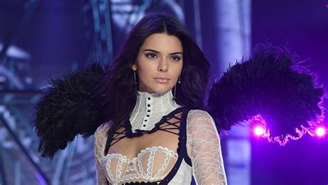 Kendall Jenner Slays The Runway During Victorias Secret Fashion Show