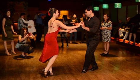 Muévete Al Ritmo De Salsa Y La Pista De Baile Será Tuya Aprende Cómo