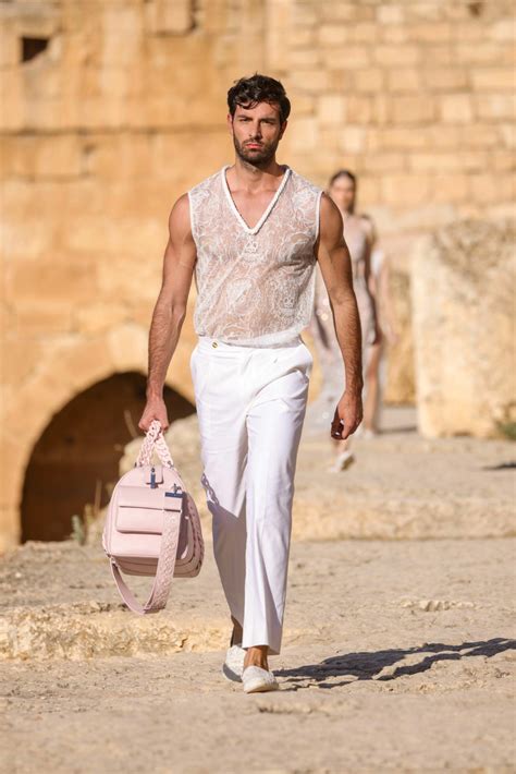 أزياء جورج حبيقة الرجالية تزين قلعة بعلبك اللبنانية الرجل