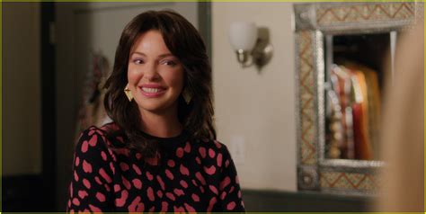 How many episodes of firefly lane are there? Firefly Lane's Sarah Chalke Talks Season 2 & What Tully ...