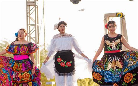 Exhibición De Vestidos Regionales En El Festival Tierra Sonora