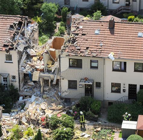 Fire and explosion in hamburg high rise bunker 8 3 2015. Gas-Unfall: Explosion zerstört Einfamilienhaus bei Stendal ...