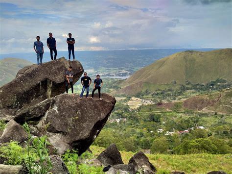 Batu Maroppa Samosir Butuh Perjuangan Keras Untuk Mencapai Panorama Indah Dari Batu Ini Karo