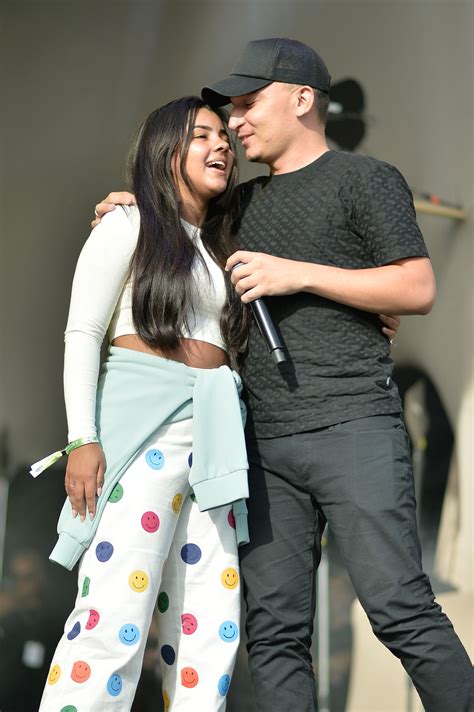 João Gomes surge aos beijos com a namorada no palco de show