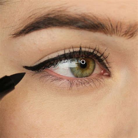 how to do the perfect cat eye make up in five minutes flat