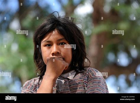 Chica Retrato Aldea De Los Indígenas Pueblo Wichi Comunidad Tres