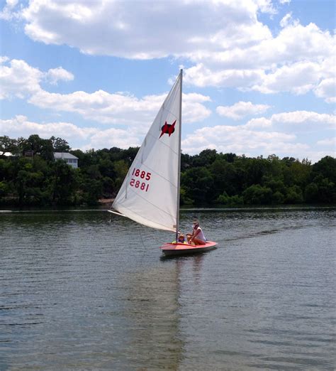 Learning To Sail In A Small Daysailer Sailing Lessons Sailing Us