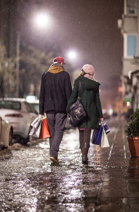 Couple Walking Down The Street At Night Del Colaborador De Stocksy