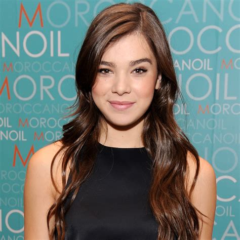 Hailee Steinfeld 2018 Hair Eyes Feet Legs Style Weight And No Make