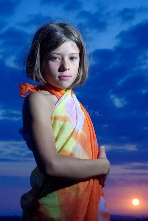 Het Meisje Van De Tiener In Pareo Op Zonsondergang Stock Foto Image