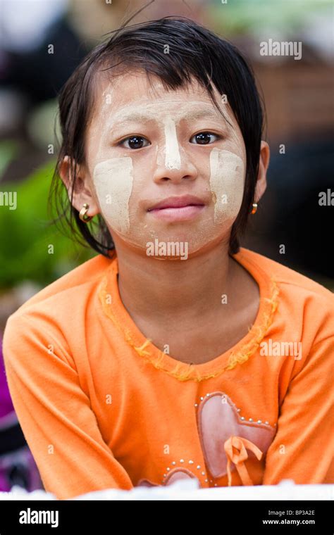 Burmese Tanaka Girl Hi Res Stock Photography And Images Alamy