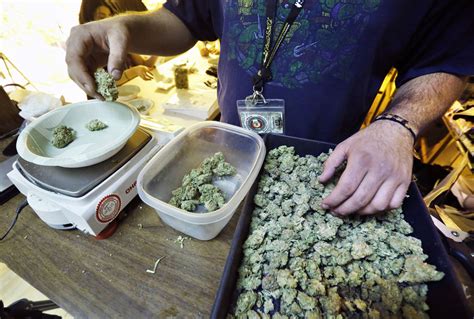 Colorados Legal Recreational Pot Industry Off To Smoking Start Us News