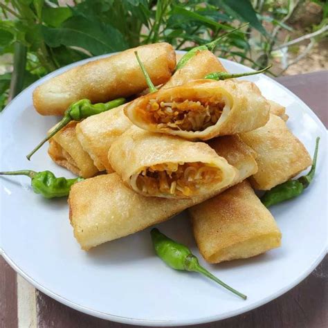 Tahu merupakan makanan hasil endapan biji kedelai yang diperas dan sudah mengalami proses koagulasi. Resep Lumpia Isi Tauge Dan Wortel dari Chef Astri ...