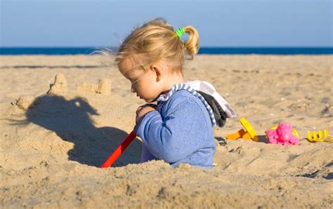Mdchen Das Im Sand Spielt Stockfoto Bild Von Strand Ozean 146323020