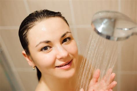 Schöne Nackte Junge Lächelnde Frau Beim Nehmen Der Dusche Im Badezimmer