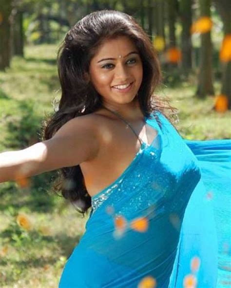 Beauty Actress New Sexy Mallu Actress Priyamani Boob Show