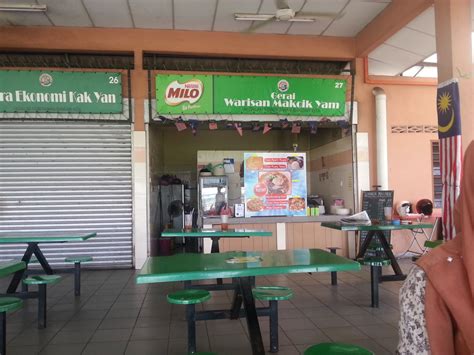 Aku juga memerintahkannya untuk membersihkan rumah dan memasakan makanan kesukaanku. My New Life: MAKANAN BEST DI TELUK INTAN- NASI AYAM ROYAL