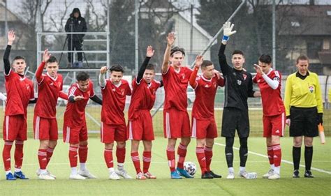 (a dvsc a jelentős bevétellel és szerződéssel kapcsolatosan megjegyezte: Több játékos rosszulléte miatt félbeszakadt a Győr-DVSC ...