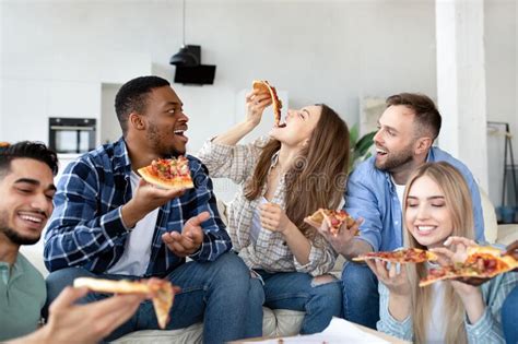 Cool Divers Jeunes Amis Manger De La Pizza Ensemble Rire Et Bavarder à