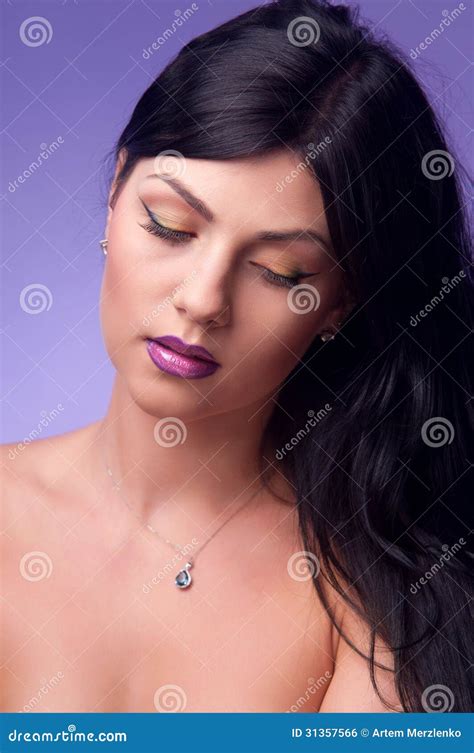 Ritratto Dei Brunettes Di Una Donna Fotografia Stock Immagine Di Bellezza Intrattenimento