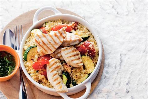 Misture ao frango temperado o coucous já hidratado (dê uma soltada nos grãos. Cuscuz de legumes com frango grelhado - Receita Hoje
