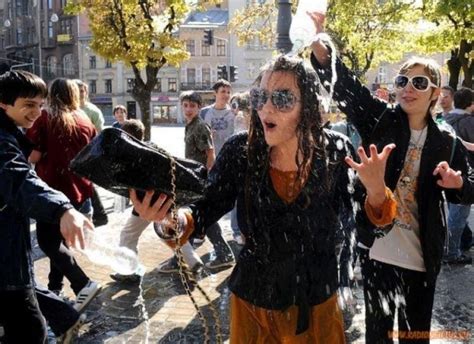 Раніше в поливаний понеділок було прийнято поливати дівчат з ніг до голови водою. Майстерня Цвєтани: Великодні картинки_2014