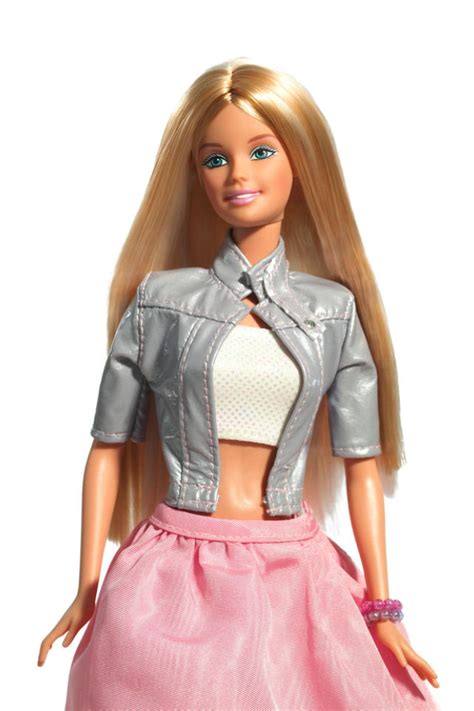 Barbie Através Dos Tempos 20 Fotos Da Boneca Que Nunca Sai De Moda A