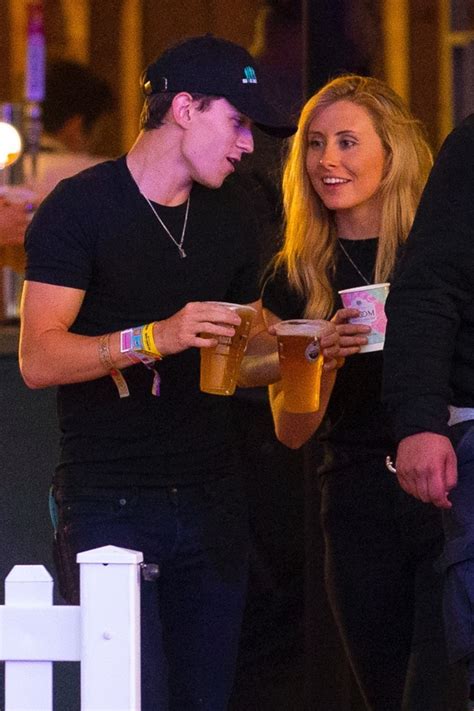 Tom holland has been quietly dating nadia parkes, according to the daily mail, and just went instagram official with her. celeb news Tom Holland out with new girlfriend - Page 2 ...