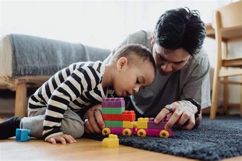 Marquesina Guardería Un Fiel Padres E Hijos Jugando Herméticamente