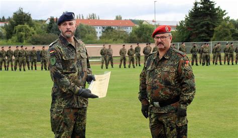 Dieser besteht aus den eigentlichen streitkräften (militärische organisationsbereiche), den zivilen organisationsbereichen sowie unmittelbar nachgeordneten dienststellen ohne zugehörigkeit zu einem. Kürzeste Kommandeurszeit der Bundeswehr : 25.09.2020, 12 ...