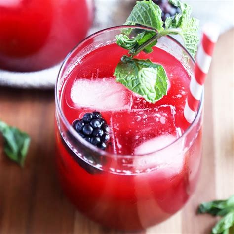 Neutral doesn't have to mean boring. Blackberry Vodka Limeade Cocktail - Cake 'n Knife