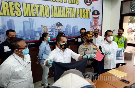 Pelaku Mesum Di Halte Yang Viral Di Medsos Ditangkap Polisi Foto 1