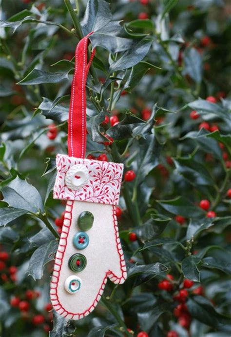 Perfect as gifts for your pregnant friends too! Holiday Mitten Ornament | Free Sewing Patterns | Oliver + S