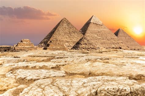 Necrópole de gizé famosas pirâmides no deserto do egito Foto Premium