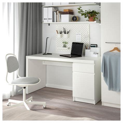 Ikea malm schreibtisch weiß im fach unter der tischplatte sind kabel und mehrfachsteckdosen griffbereit und doch außer sichtweite. MALM Schreibtisch, weiß, 140x65 cm - IKEA Österreich ...