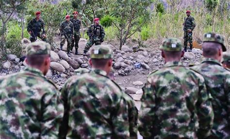 El ejército nacional de venezuela se encarga de las operaciones terrestres y protección de. Ejército de Colombia y tropas venezolanas, frente a frente ...