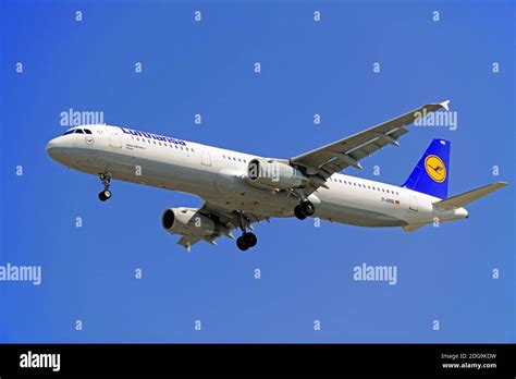 Airbus A321 100 Der Lufthansa Stock Photo Alamy