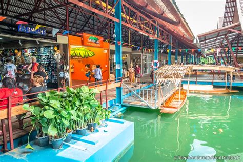 Phuket Floating Market Is A Novel And Attractive Shopping Experience