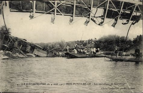 Postcard Les Ponts de Cé Maine et Loire Catastrophe du akpool co uk