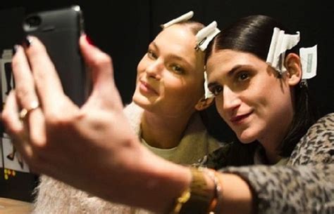Lol Selfies Might Be Giving People Lice Complex