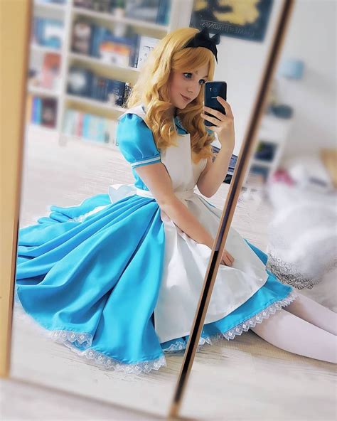 25 Halloween Costumes So Good Your Instagram Feed Will Be Lit Society19 Alice Cosplay