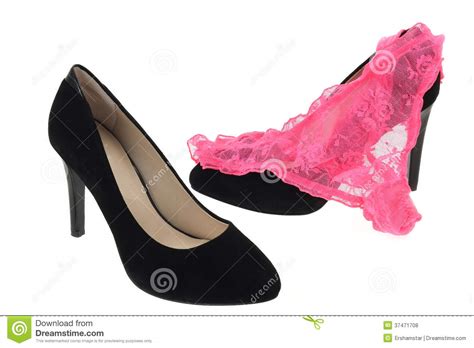 Черные ботинки шпилек высокой пятки и розовые трусы Стоковое Фото изображение насчитывающей
