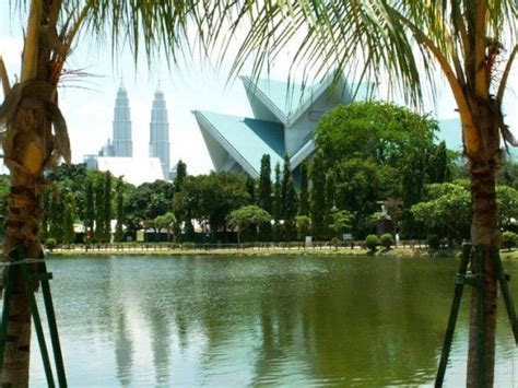 It is located in heart of kuala lumpur city, next to the national art gallery. Blick vom Lake #Titiwangsa vorbei am National Theatre ...