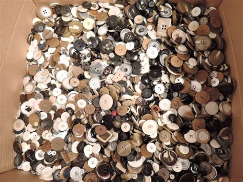 100 Assorted Mixed Sewing Buttons