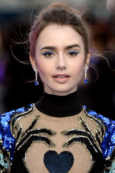 Maquillaje En Azul Para La Primavera Lily Collins Con Un Eyeliner Cat Eye Azul Vibrante