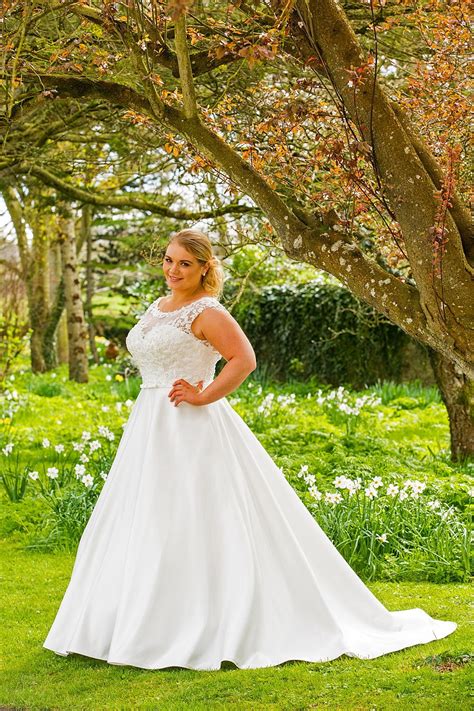 Maybe you are one of them who doesn't know how to determine what kind of dress style which suits you best. Wedding dresses for the fuller figure in Derry, Northern ...