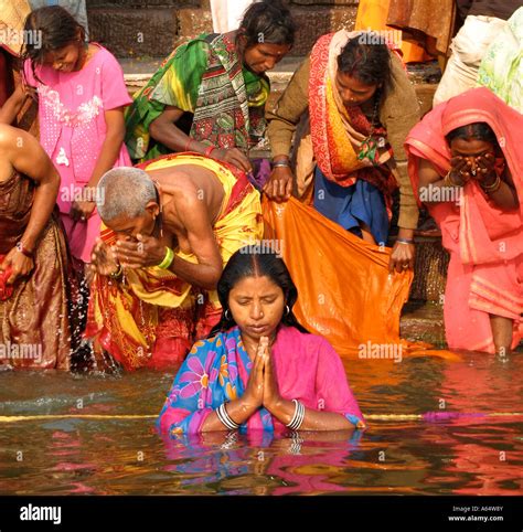 Die Menschen Sie Baden Und Beten Am Fluss Ganges Auf Den Ghats In Varanasi Indien