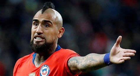 يُعتبر على نطاق واسع أحد أعظم اللاعبين في التاريخ، وكان أحد الفائزين بالمناصفة بجائزة لاعب القرن العشرين من الفيفا. فيديو.. فيدال يسجل هدفًا لتشيلي أمام الأرجنتين في مباراة ...