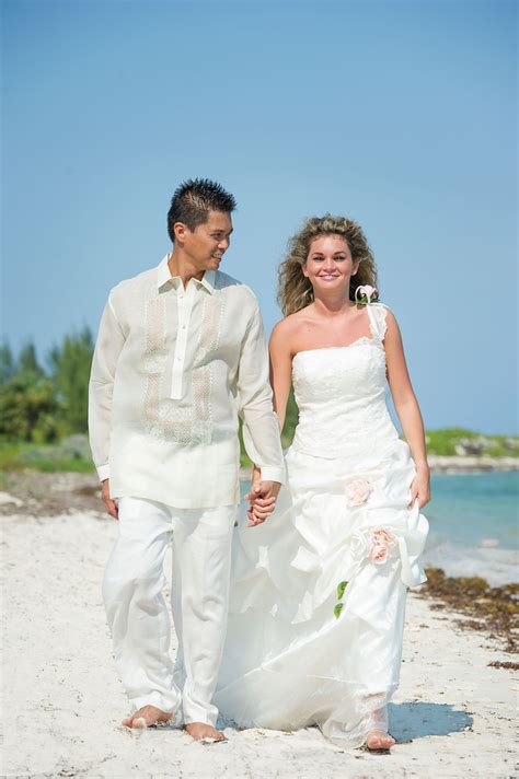 When you're tying the knot at the beach, picking out what the groom and groomsmen should wear can be a challenge. Bahamas Destination Wedding Packages - ChicBahamasWeddings