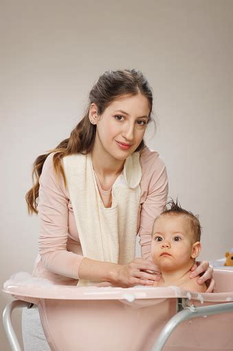 Madre Joven Y Feliz Bañándose Lavando Al Bebé En Baño De Burbujas Madre